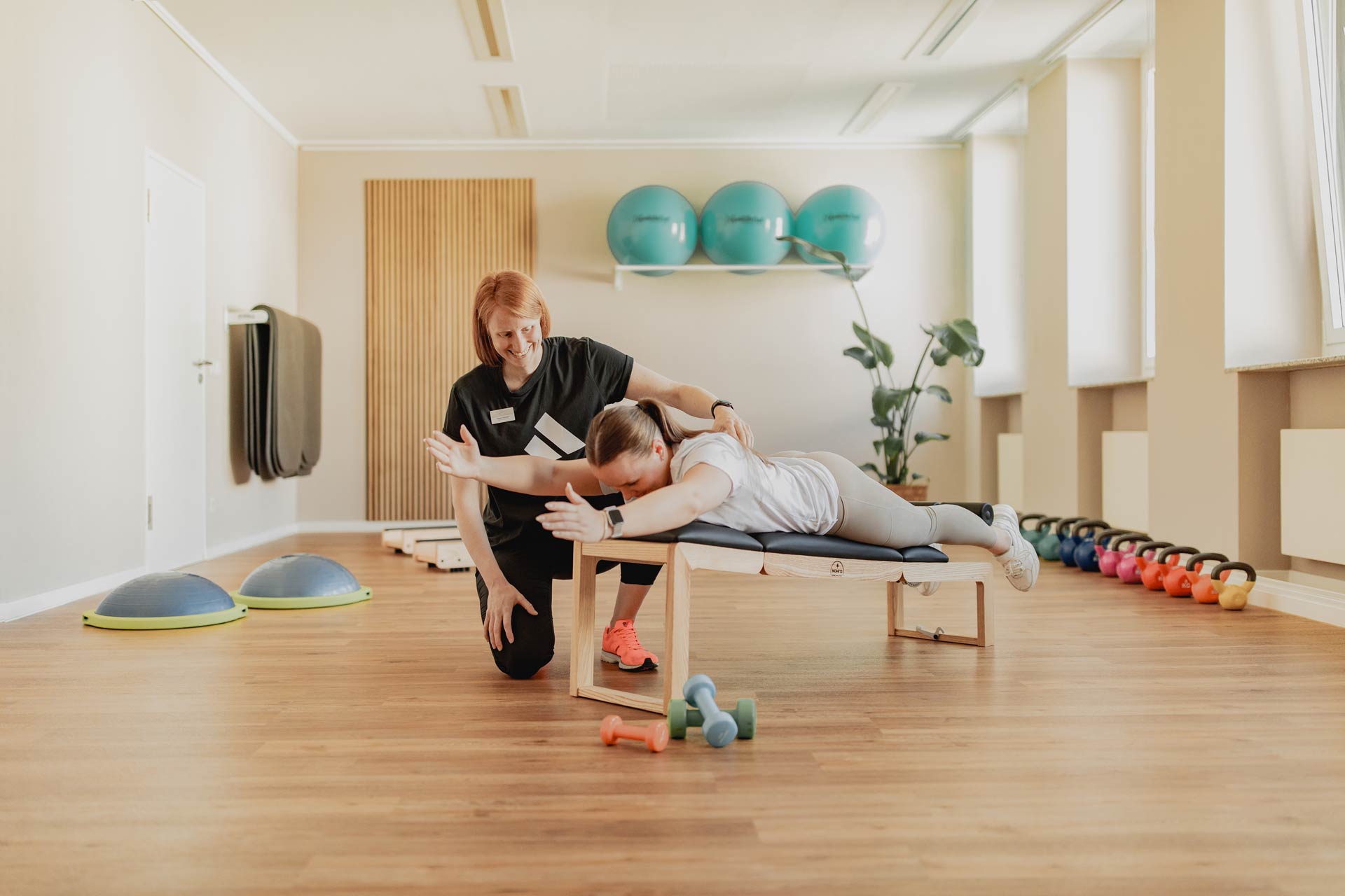 Sporttherapeutin mit Patientin während der Sporttherapie in der calm Tagesklinik