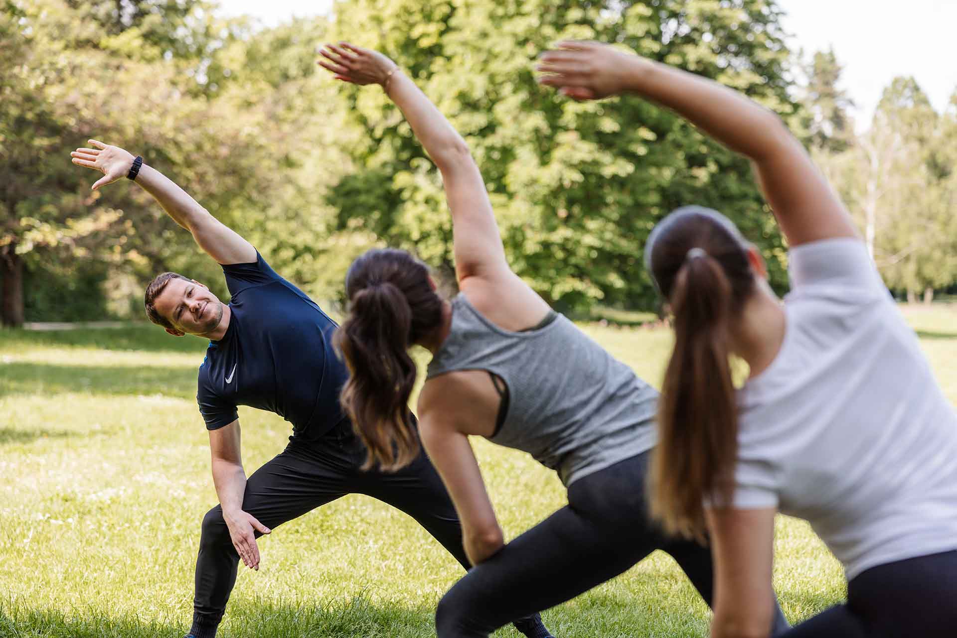 Sporttherapie (Yoga) mit Jorges Xhoxhi im Grüneburgpark in der Nähe der calm Tagesklinik Frankfurt