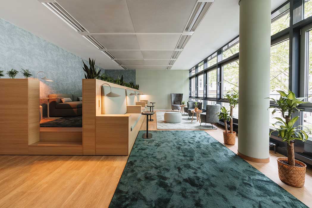 Gemütliche Patientenlounge der calm Tagesklinik Frankfurt