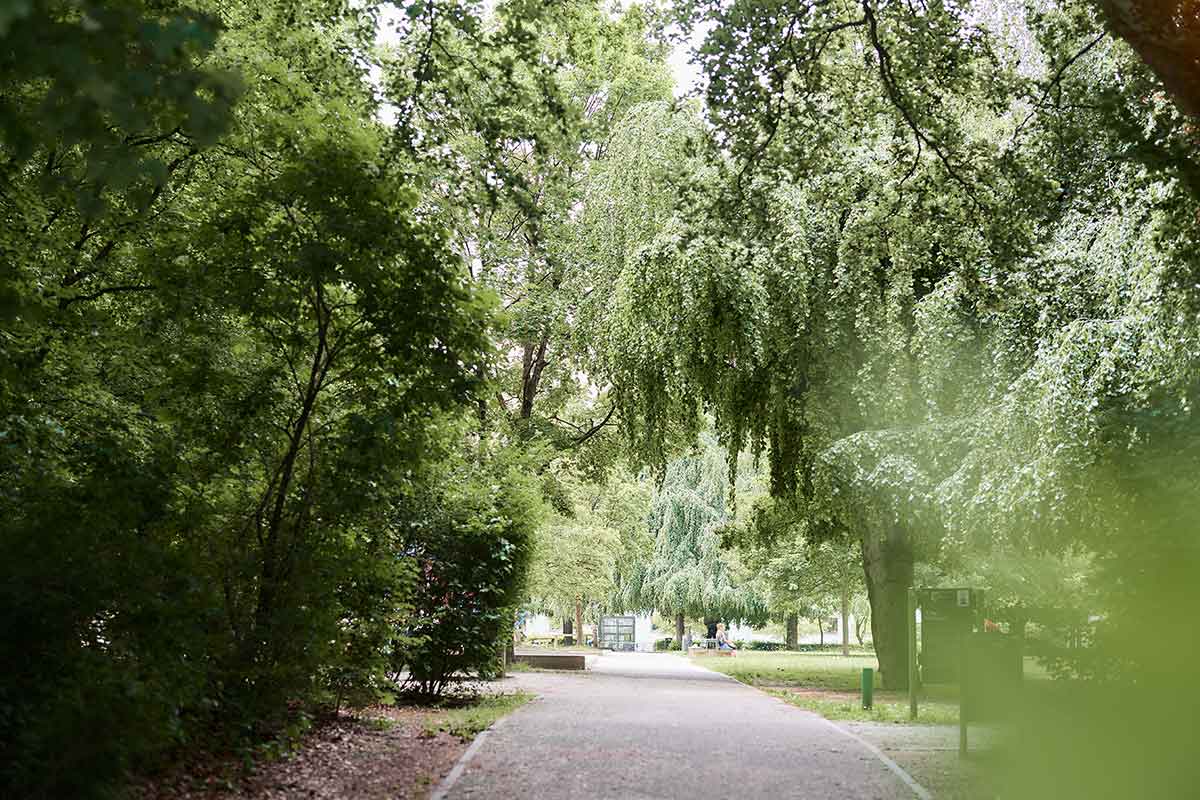 Grüne Lage der calm Tagesklinik München direkt am Tassiloplatz