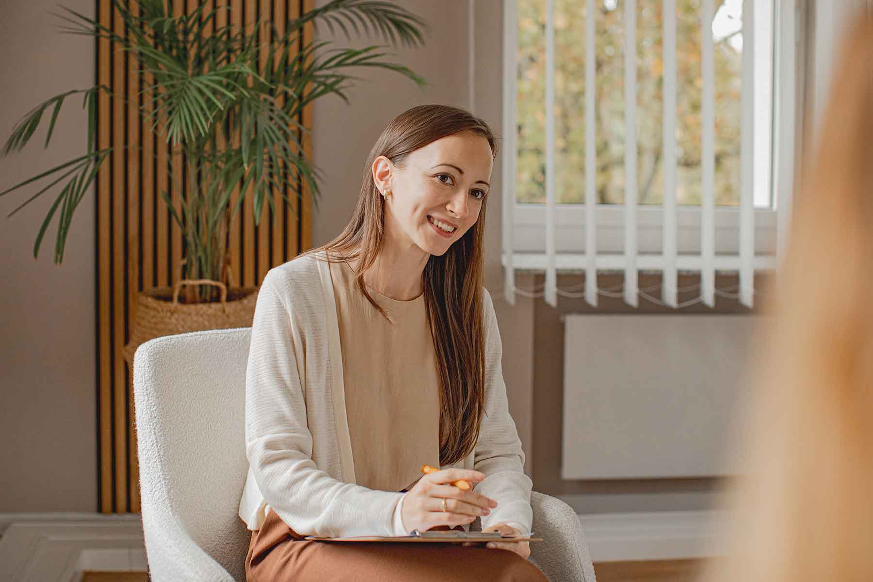 Andreea-Catalina Giannakis im Düsseldorfer Standort der calm Tagesklinik, psychiatrische Privatklinik