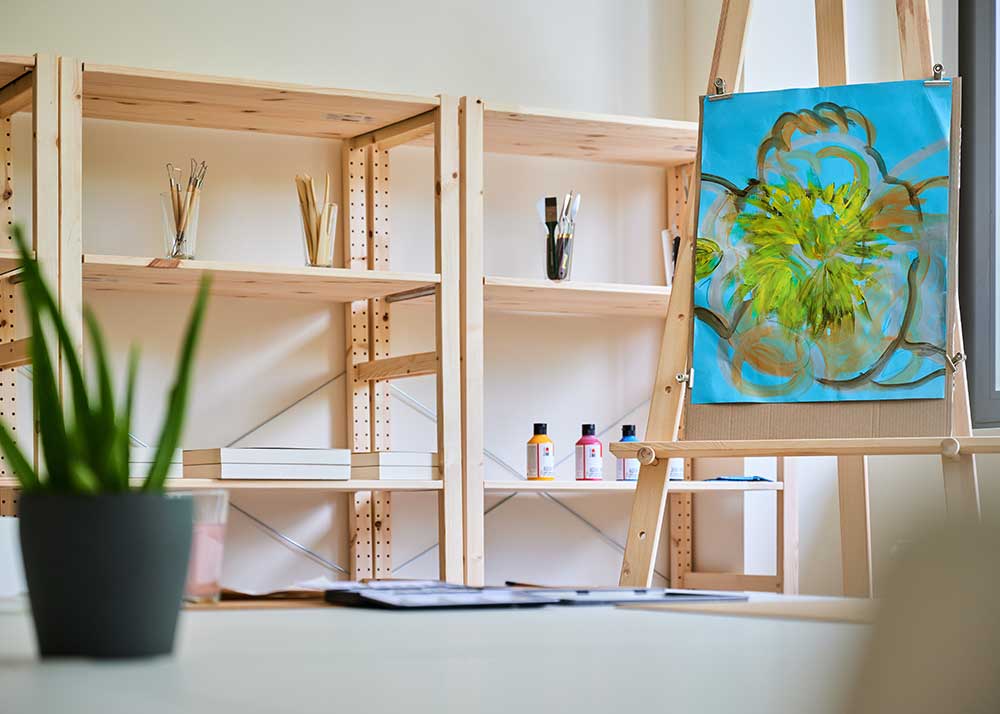 Bild der Kunsttherapie als Teil der teilstationären Behandlung in der calm Tagesklinik Stuttgart