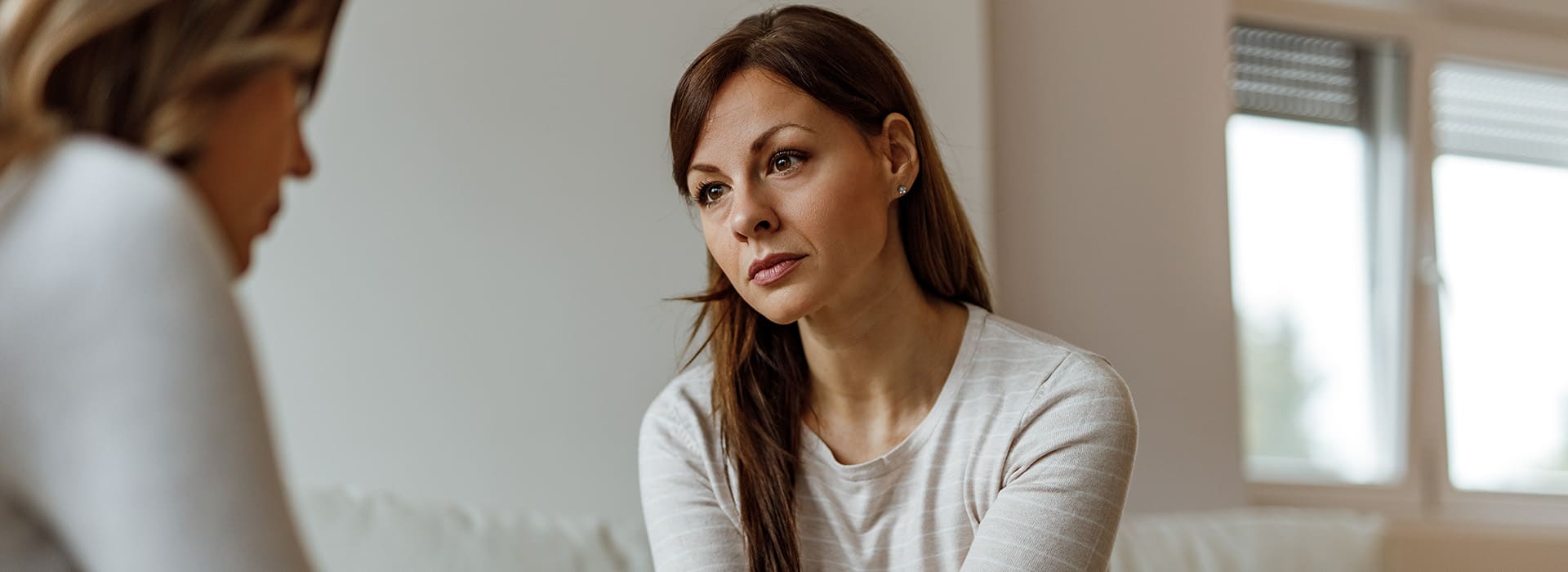 Frau während der Behandlung Ihrer Angststörung in der calm Tagesklinik