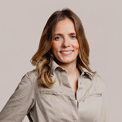 Portraitfoto von Denise Schmitz-Kronenberg, Leitung Marketing und Presse der calm Tageskliniken