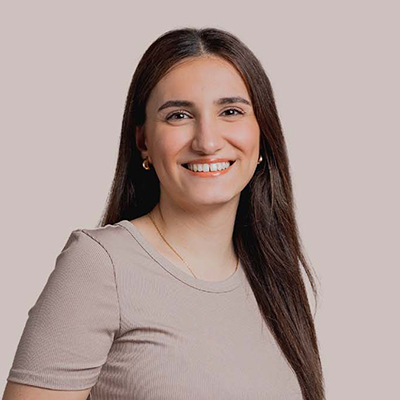 Portraitfoto von Diana Hameed, Ansprechpartnerin im Patientenmanagement der calm Tagesklinik und Ambulanz in Düsseldorf