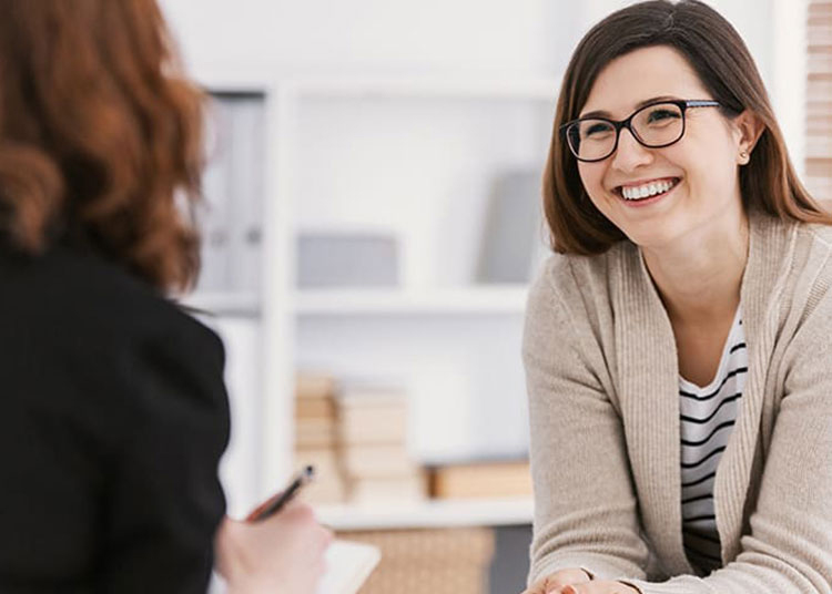Glückliche Frau während der Therapie in der calm Tagesklinik