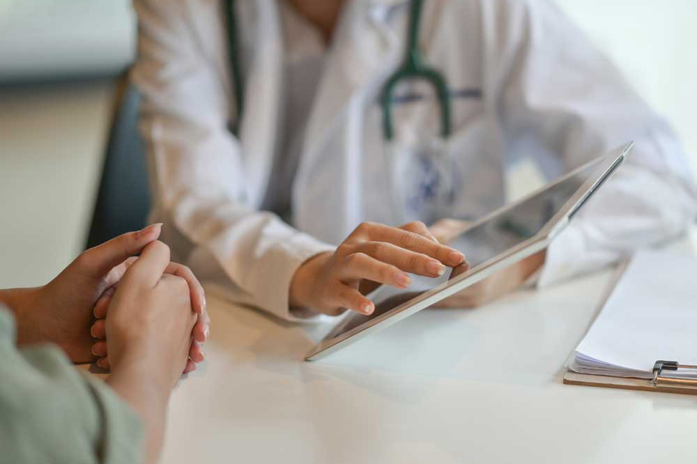 Ärztin erklärt den Prozess der Kostenübernahme durch die private Krankenkasse oder die Beihilfe in der calm Tagesklinik