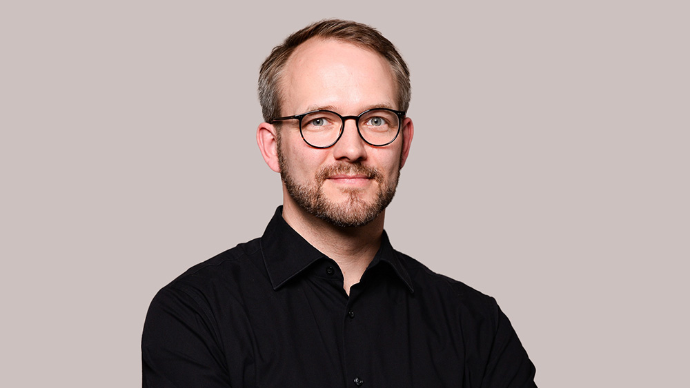 Portraitfoto von Dr. med. Bastian Willenborg, Referent für das Webinar zum Thema Ernährung und Ärztlicher Direktor der calm Tageskliniken