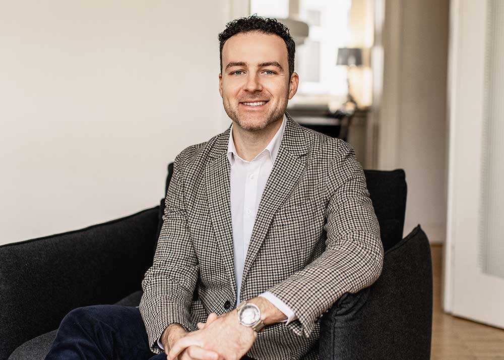 Portraitfoto von Aristeidis Batatolis, Ärztlicher Leiter und Chefarzt der calm Tagesklinik Düsseldorf