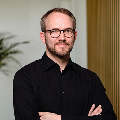 Portraitfoto von Dr. med. Bastian Willenborg, Ärztlicher Direktor/Medical Lead der calm Tagesklinik Düsseldorf