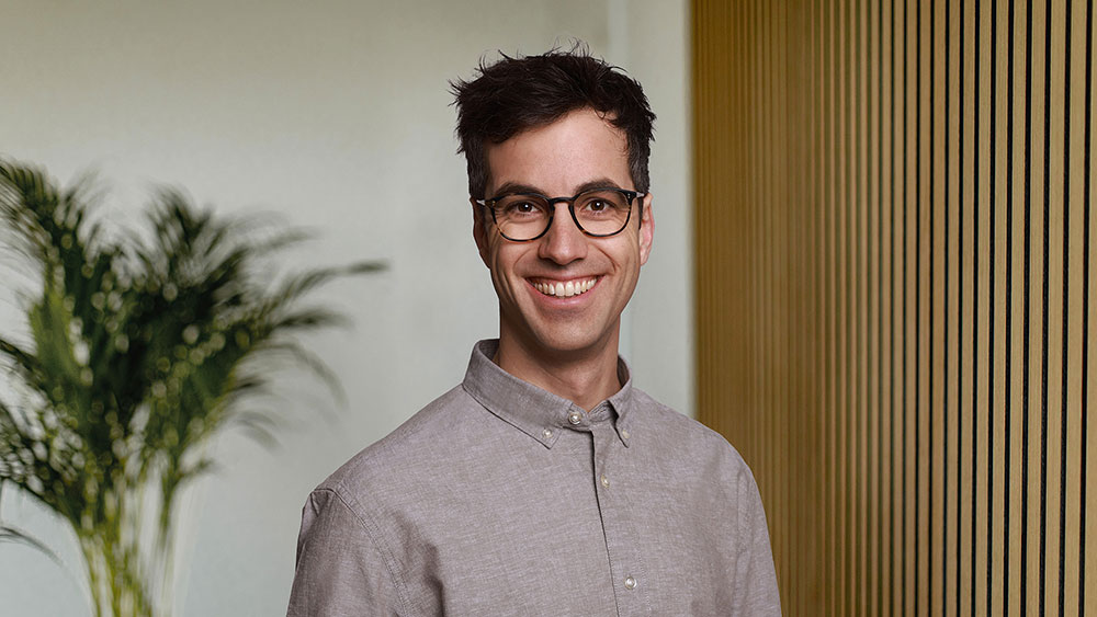 Portraitfoto von Dr. med. univ. Andreas Brandstetter, Chefarzt der calm Tagesklinik Hamburg