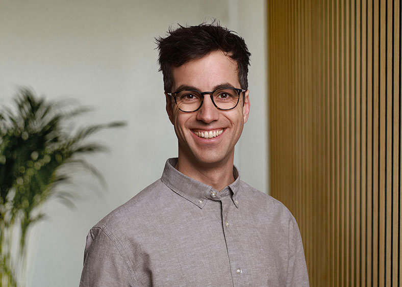 Portraitfoto von Dr. med. univ. Andreas Brandstetter, Chefarzt der calm Tagesklinik Hamburg