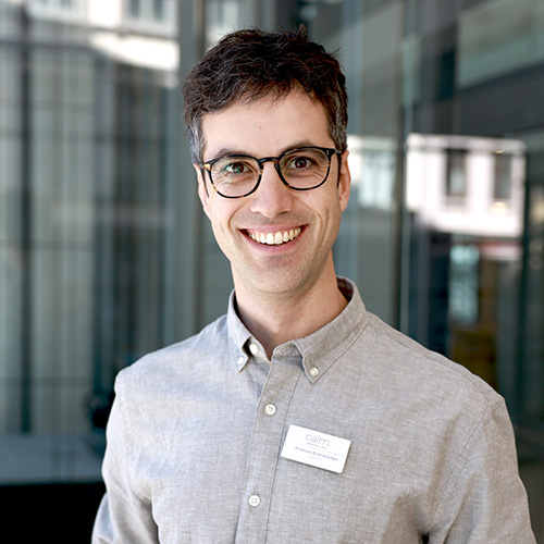 Portraitfoto von Dr. med. univ. Andreas Brandstetter, Chefarzt der calm Tagesklinik Hamburg