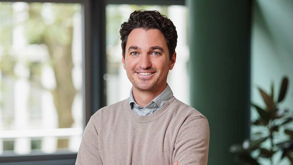 Portraitfoto von Dr. med. Oliver Lauben, Referent für das Webinar zum Thema Schlaf und Chefarzt der calm Tagesklinik Frankfurt